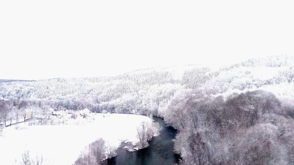 Soğuk nehri akan beyaz bir manzara.