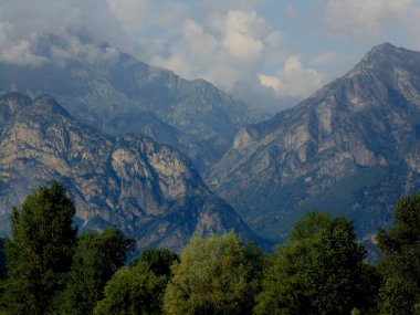 Bulutlar, dağlar ve yeşil orman 1