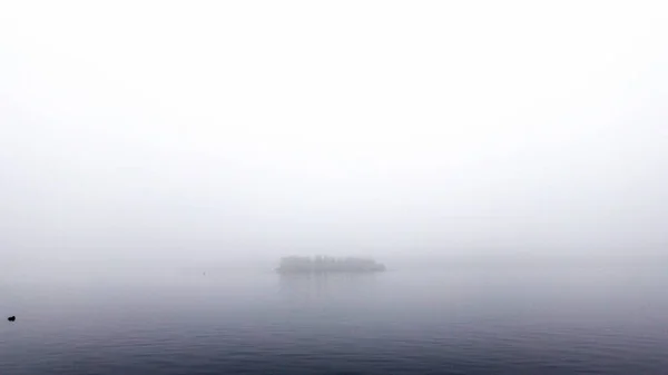 Beyaz ve sisli bir gün, ada