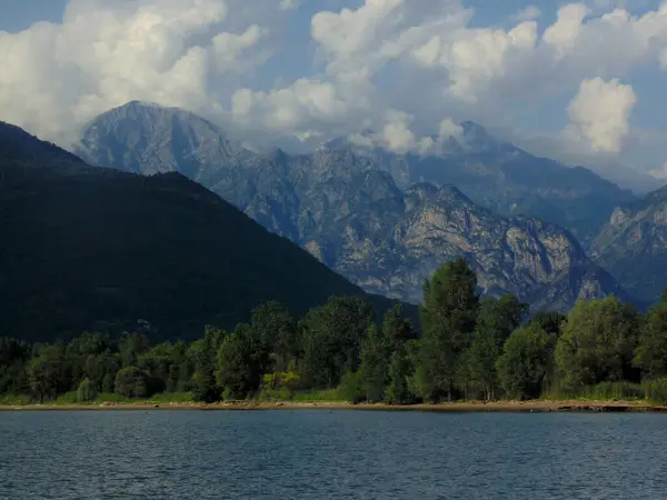 Bulutlar, dağlar, göl ve yeşil orman 3