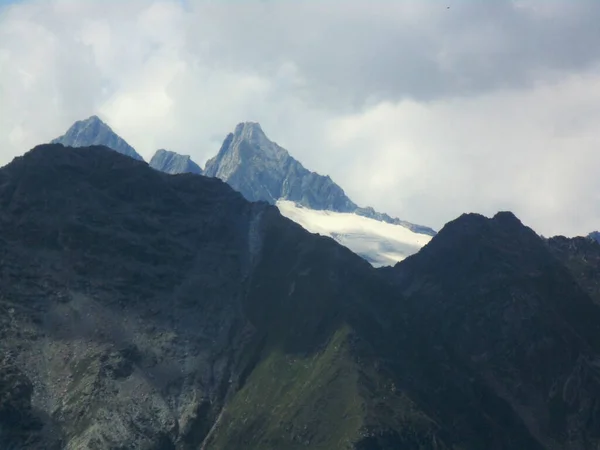 Karlı Alp Dağları