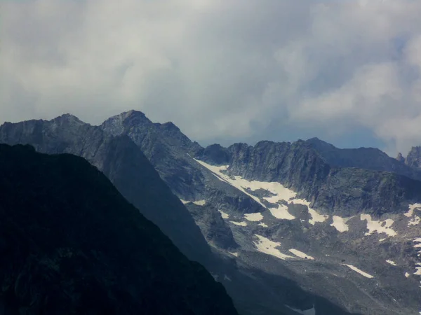 Karlı Alp Dağları