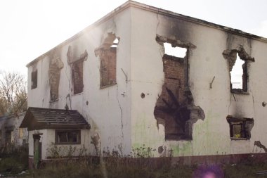 Issız bir yerde yanmış bir bina.