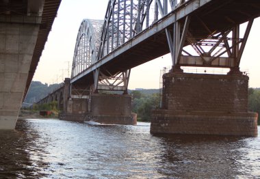 eski nehir köprüsü altında modern motorlu tekne yelkenleri