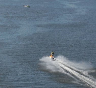 Aktif yaz tatilleri nehirde motorlu tekneler ve scooterlarla