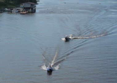 Aktif yaz tatilleri nehirde motorlu tekneler ve scooterlarla