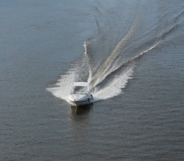 Aktif yaz tatilleri nehirde motorlu tekneler ve scooterlarla