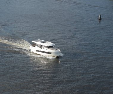 Aktif yaz tatilleri nehirde motorlu tekneler ve scooterlarla