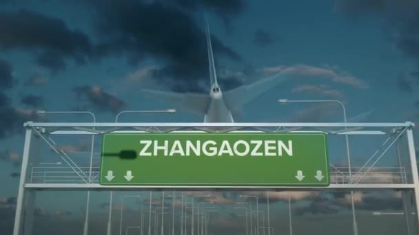 Посадка самолета в Жангаозене — стоковое видео