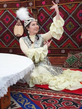 Kazak ulusal giysili genç bir kadının portresi 