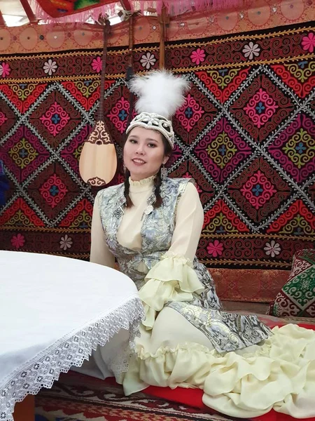 Казахська Жінка Сидить Національній Сукні Юрті — стокове фото