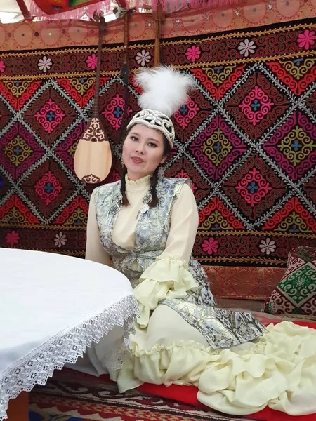 Ung Kazakisk Kvinna Poserar Nationell Klänning — Stockfoto
