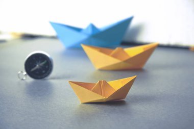 Koyu arkaplanda pusula ve gemiler