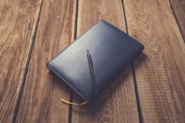 Kalemini eski ahşap masaya bırak.