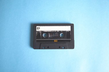 mavi masa arkaplanındaki müzik klasik kaseti