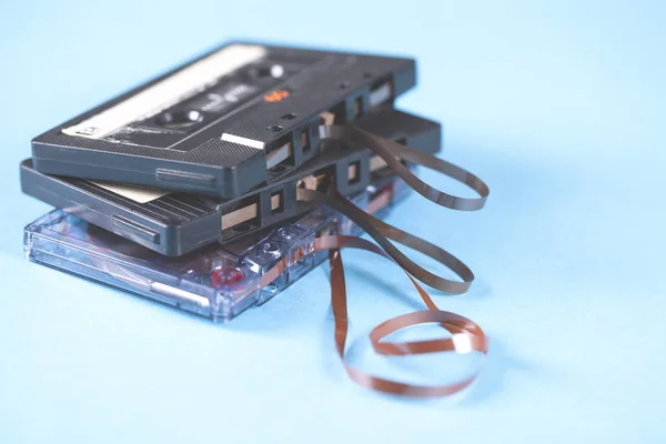 Cassette de música vintage sobre fondo de mesa azul — Foto de Stock