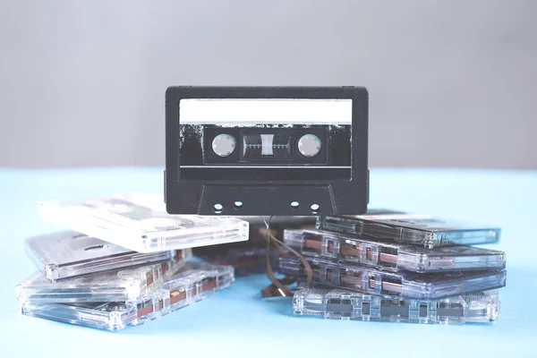 Mavi masa arkaplanındaki müzik klasik kaseti — Stok fotoğraf