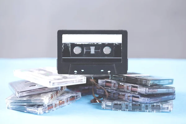 Musik Vintage-Kassette auf blauem Tischhintergrund — Stockfoto