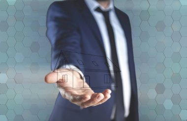 Genç adam el evi modeli ekranda