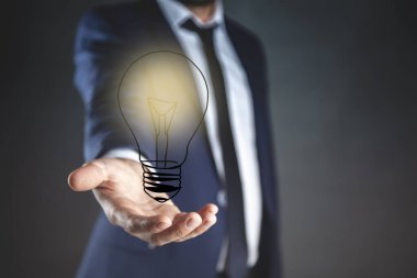 Genç adam ekranda ampul var.