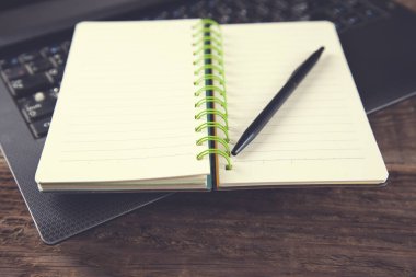 not etmek üstünde bilgisayar klavye