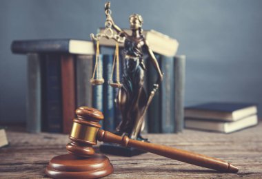 Kitapla ve kadın hakimiyle yargıla.