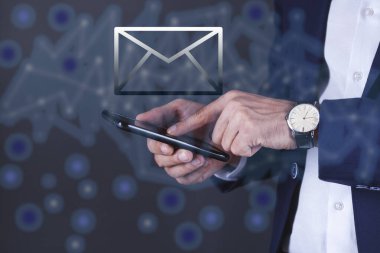 Ekranda mesaj işareti olan bir adam cep telefonu