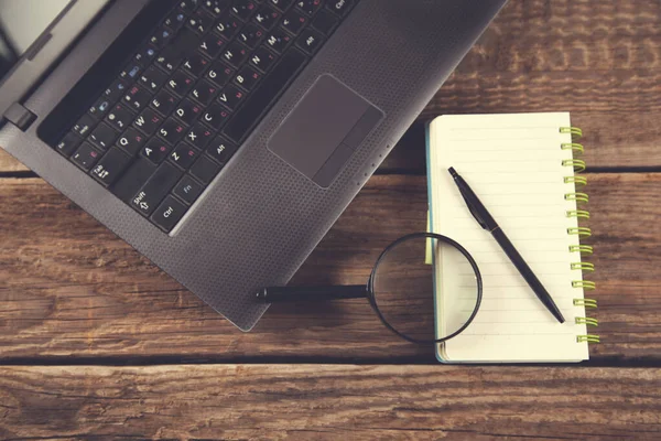 Computer keyboard and magnifier on notepad — 图库照片