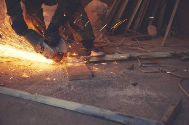 Keskin kıvılcımları olan metal