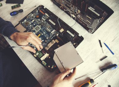 İnsan eli bilgisayarı sökülüyor