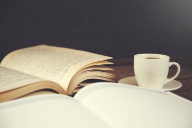 Kitap ve kahve içeren not defteri