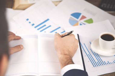 Ofiste çalışan adam.