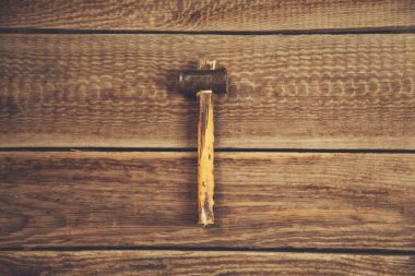 tablo üzerinde çekiç