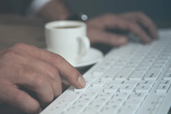 Uomo mano caffè con tastiera — Foto Stock