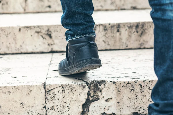 Merdivenlerde Kot Pantolon Spor Ayakkabı Giyen Genç Bir Adam — Stok fotoğraf