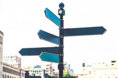 Gökyüzü ve bulutlara karşı boş sokak işareti