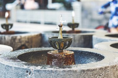 Kaldırımda akan suyla çeşme.