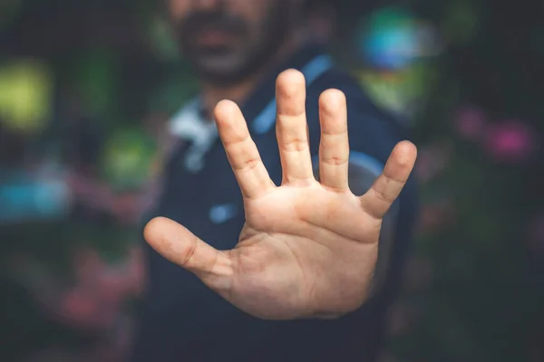 Mann Hand Stoppschild Auf Park Hintergrund — Stockfoto