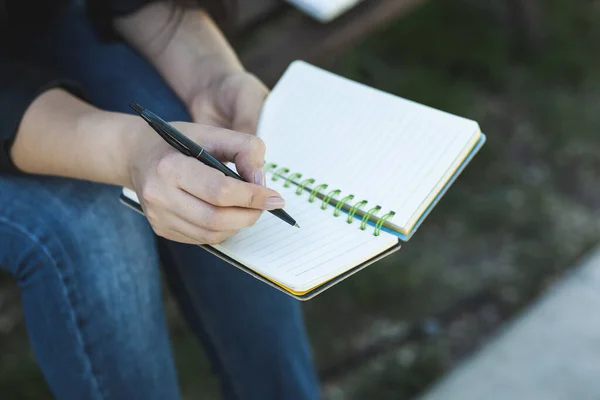 Jong Meisje Handen Met Pen Schrijven Notebook Park — Stockfoto