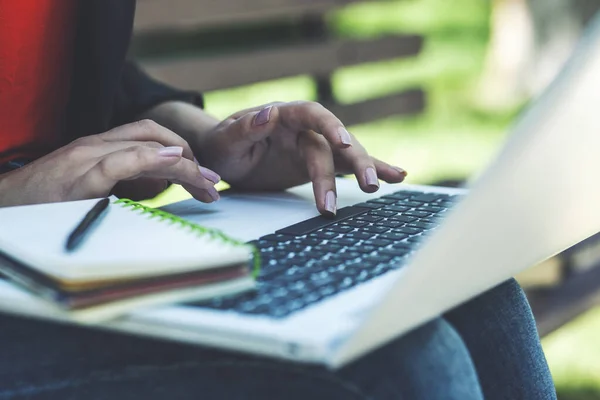 Business Woman Working Laptop While Sitting Bench — Stock Photo, Image