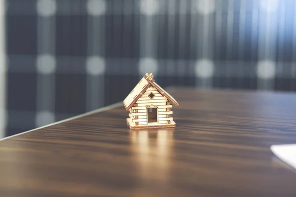 Modelo Una Casa Madera Sobre Una Mesa Madera Imágenes de stock libres de derechos