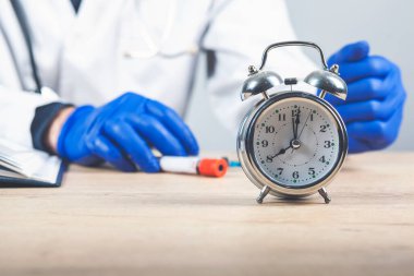 Doctor and Clock Image ile Sağlık Hizmetleri Hastanesi