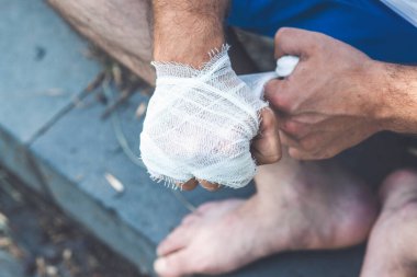Boks antrenmanından önce elini bandajlayan bir adam. Elleri bandajlayan sporcu..