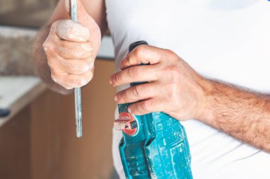 Çekiç matkabı, delgiye keski yerleştirme. Döner matkabı değiştirme konsepti. yakın plan.