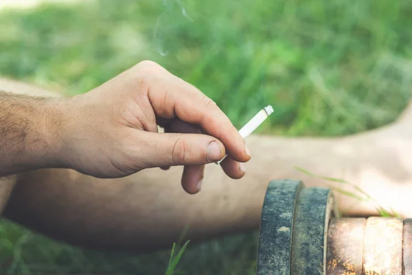 Mano Del Hombre Sosteniendo Cigarrillo Con Fondo Verde Natural —  Fotos de Stock