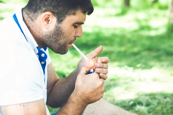 Mano Del Hombre Sosteniendo Cigarrillo Con Fondo Verde Natural —  Fotos de Stock