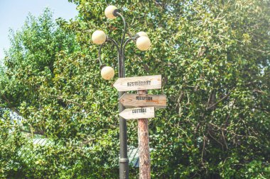 Sütunun üzerindeki tahta ok işaretçisi. Yakından.