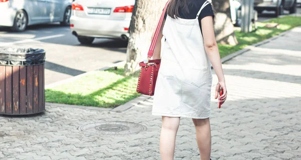 Hermosa Chica Con Una Bolsa Roja Camina Ciudad — Foto de Stock