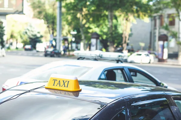 Carros Táxi Preto Com Placas Padrão Amarelas Topo Estacionado Parado — Fotografia de Stock