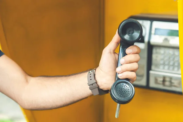 Giovane Uomo Prende Telefono Pubblico Della Città — Foto Stock